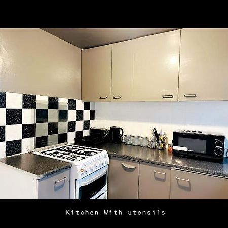 2 Bedroom Double Bed In East Лондон Екстериор снимка