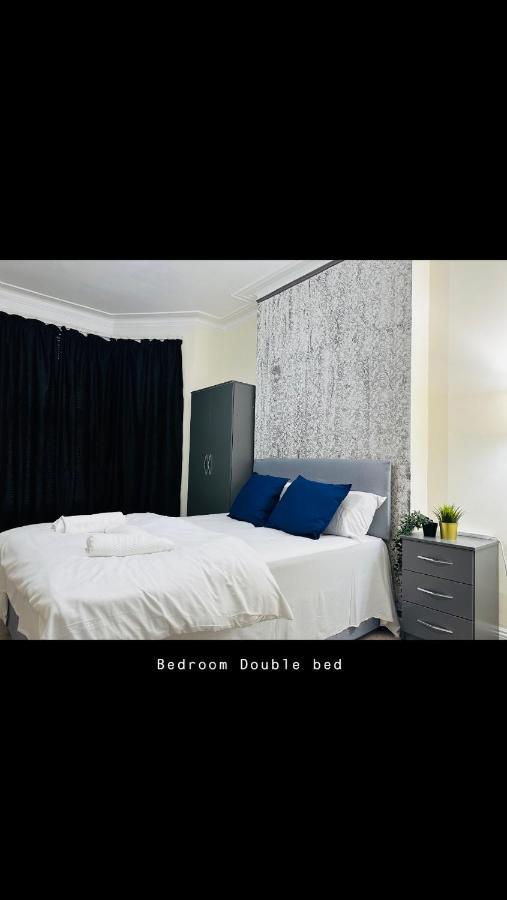 2 Bedroom Double Bed In East Лондон Екстериор снимка