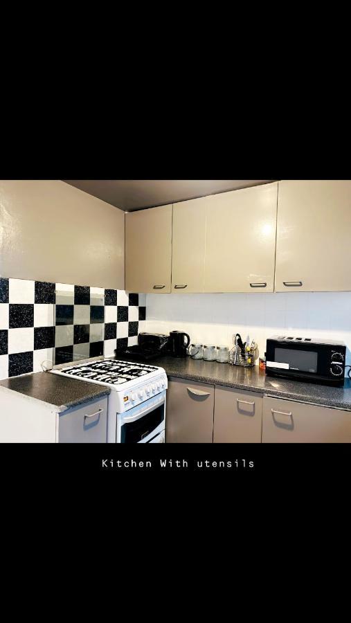 2 Bedroom Double Bed In East Лондон Екстериор снимка