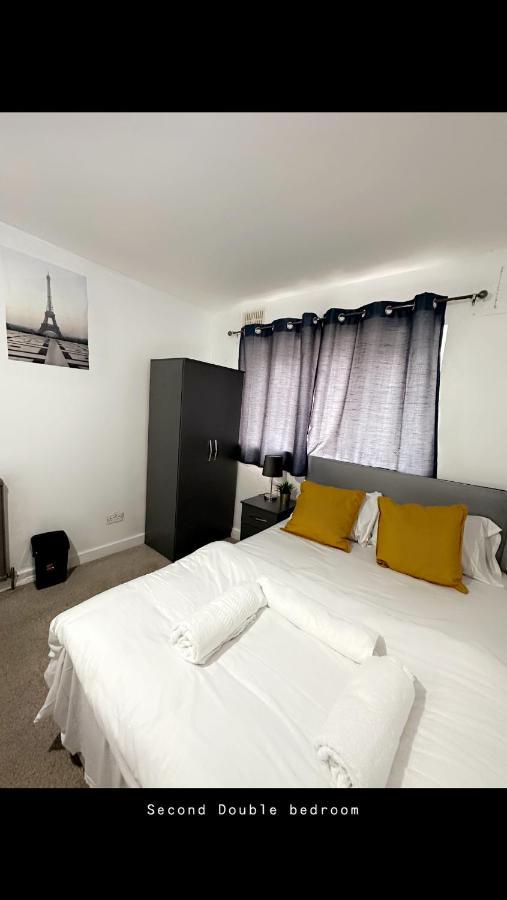 2 Bedroom Double Bed In East Лондон Екстериор снимка